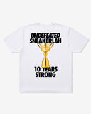 UNDEFEATED X SNEAKERLAH - TROPHY TEE - WHITE
