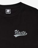 SU26 UNDEFEATED SCRIPT S/S TEE