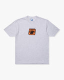 SU26 UNDEFEATED BADGE S/S TEE - HEATHER GREY