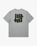 UACTP X NIKE NRG PRIMARY SS TOP - GREY HEATHER