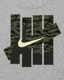 UACTP X NIKE NRG PRIMARY SS TOP - GREY HEATHER