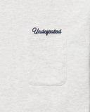UNDEFEATED SCRIPT L/S POCKET TEE ASH