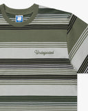 UNDEFEATED SCRIPT STRIPED S/S TEE DEEP-LICHEN