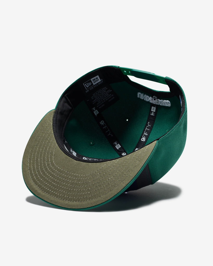 FA26 UNDEFEATED X NE STRIPE SNAPBACK - HUNTER GREEN