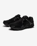 NIKE ZOOM VOMERO 5 BLACK/BLACK-ANTHRACITE-MTLC DARK GREY