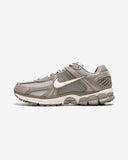 NIKE ZOOM VOMERO 5 - DARK STUCCO