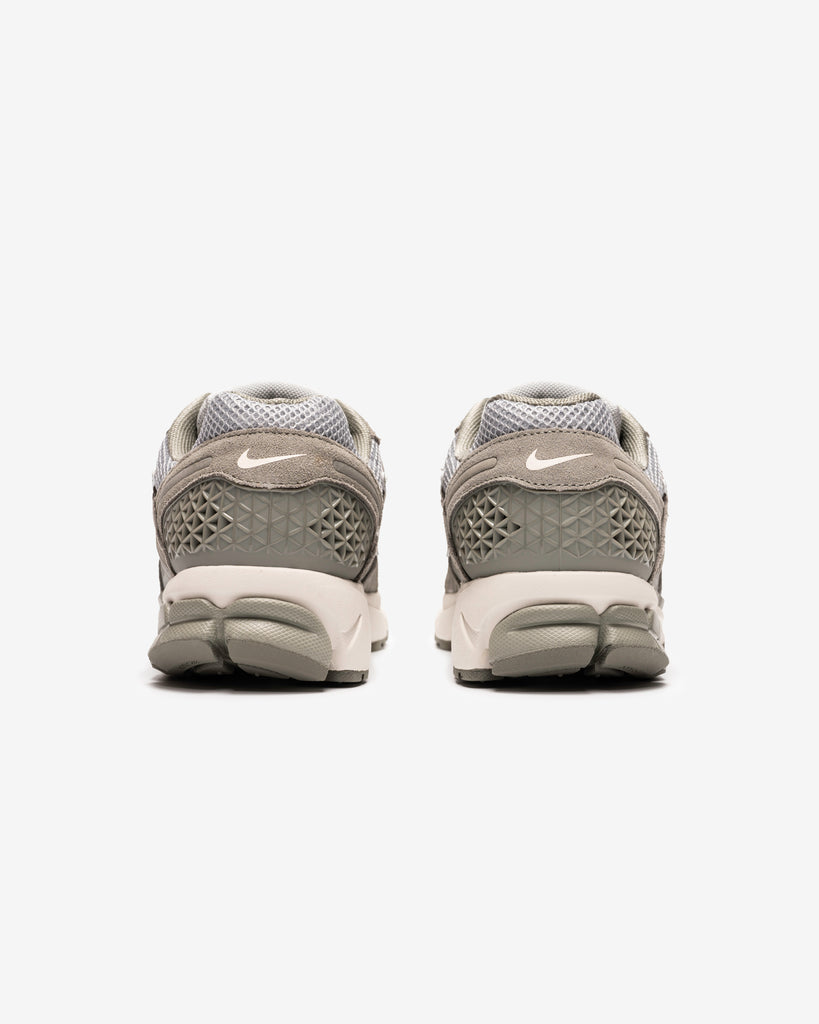 NIKE ZOOM VOMERO 5 - DARK STUCCO