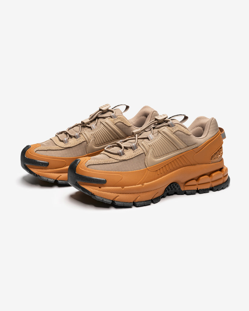 NIKE WMNS ZOOM VOMERO 5 FLAX/KHAKI-ANTHRACITE-UNIVERSITY GOLD