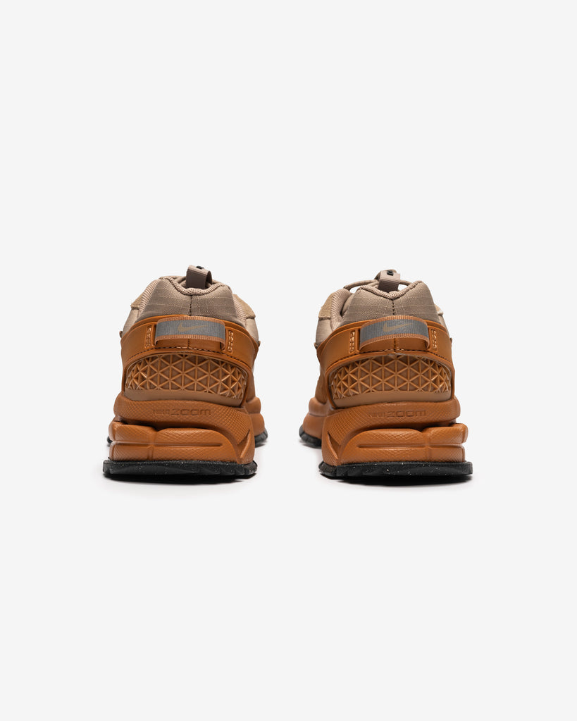 NIKE WMNS ZOOM VOMERO 5 FLAX/KHAKI-ANTHRACITE-UNIVERSITY GOLD