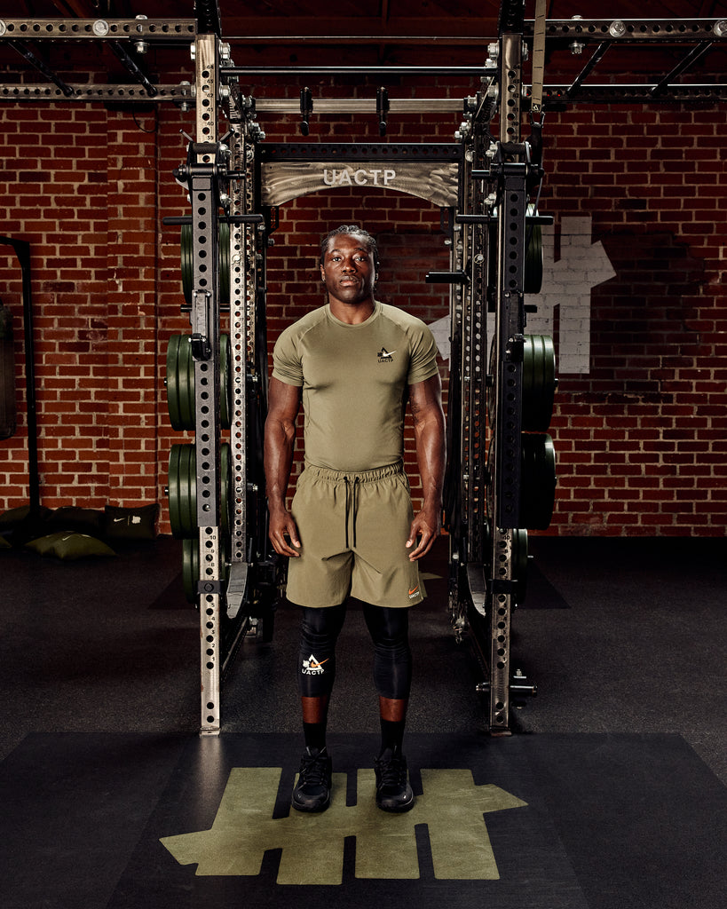 UACTP X NIKE NRG DF SLIM SS TOP - MEDIUM OLIVE