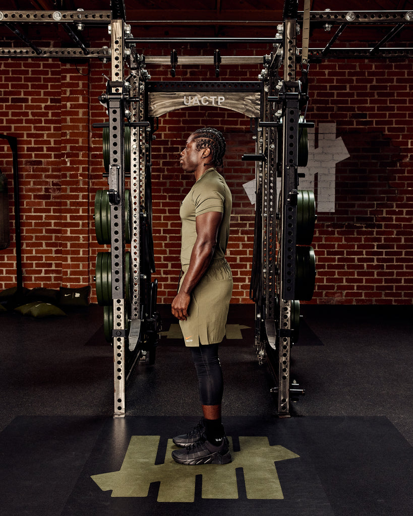 UACTP X NIKE NRG DF SLIM SS TOP - MEDIUM OLIVE