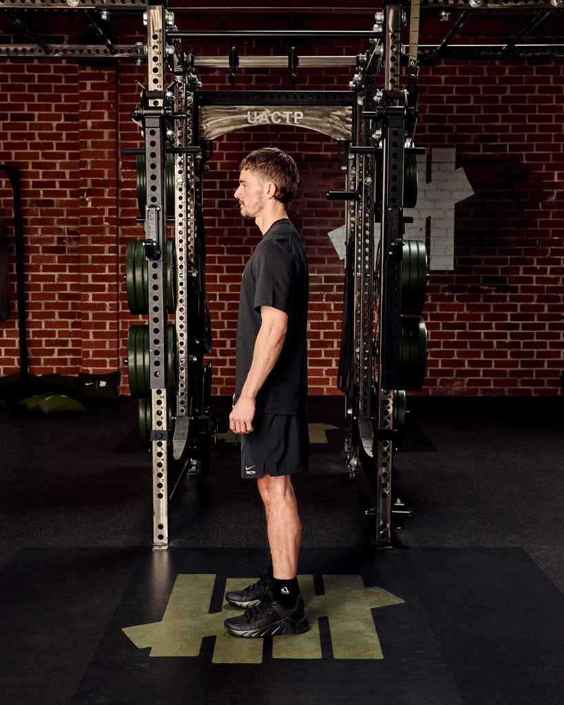 UACTP X NIKE NRG PRIMARY SS TOP - BLACK