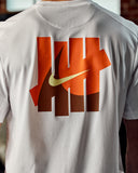 UACTP X NIKE NRG PRIMARY SS TOP - WHITE