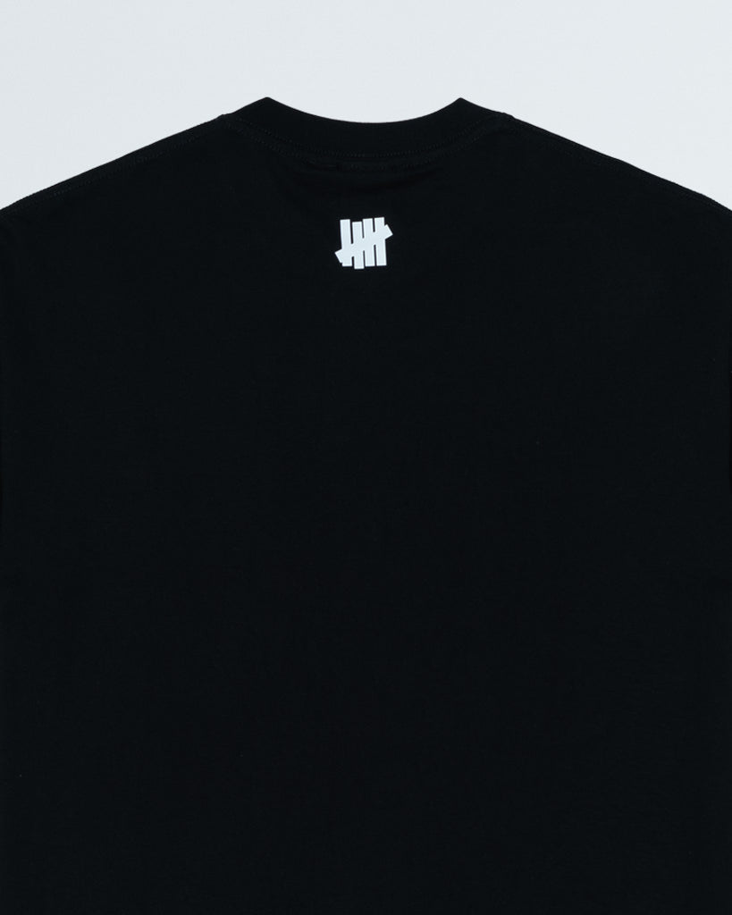 UNDEFEATED HO25 U MAN FLAG TEE - BLACK