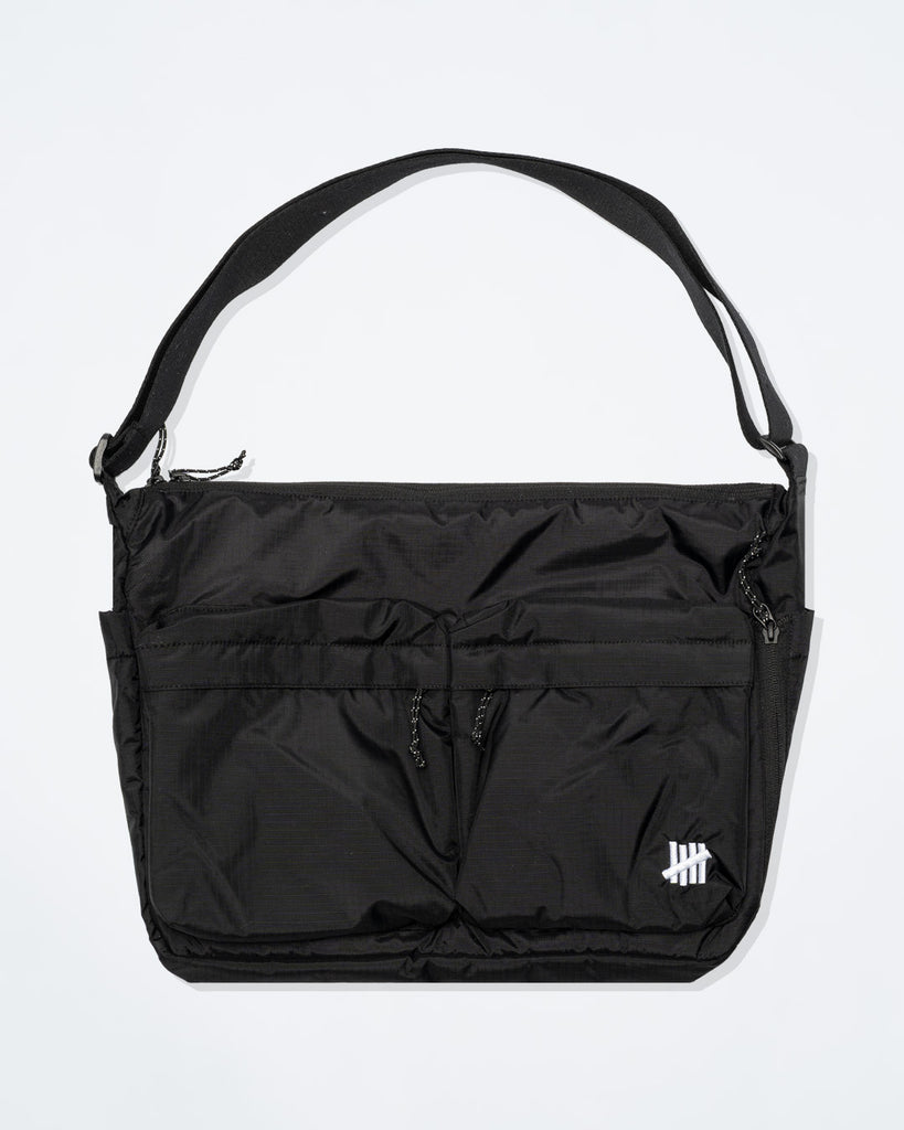 UNDEFEATED SP26 DOUBLE POCKET SHOULDER BAG - BLACK