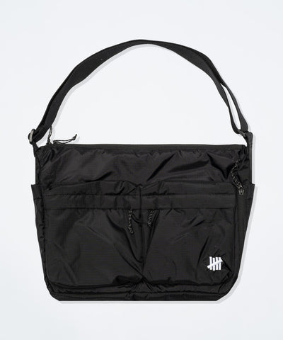 UNDEFEATED SP26 DOUBLE POCKET SHOULDER BAG - BLACK