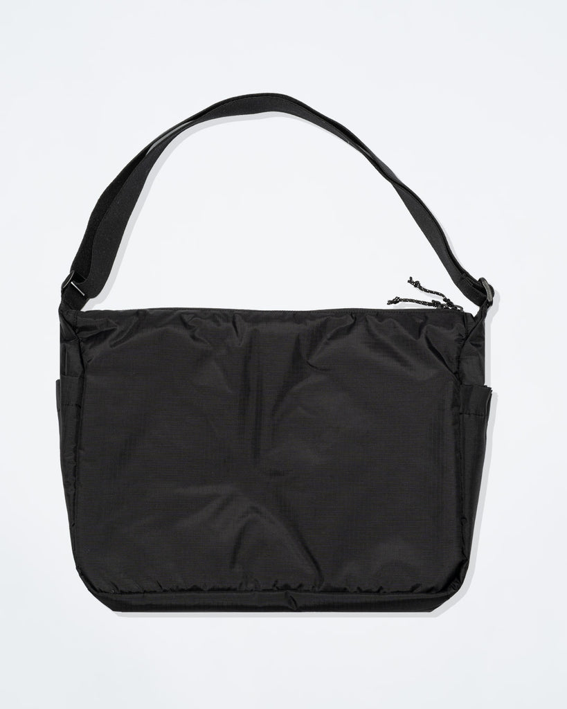 UNDEFEATED SP26 DOUBLE POCKET SHOULDER BAG - BLACK