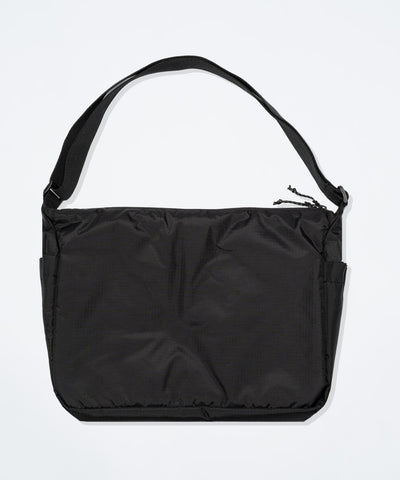 UNDEFEATED SP26 DOUBLE POCKET SHOULDER BAG - BLACK