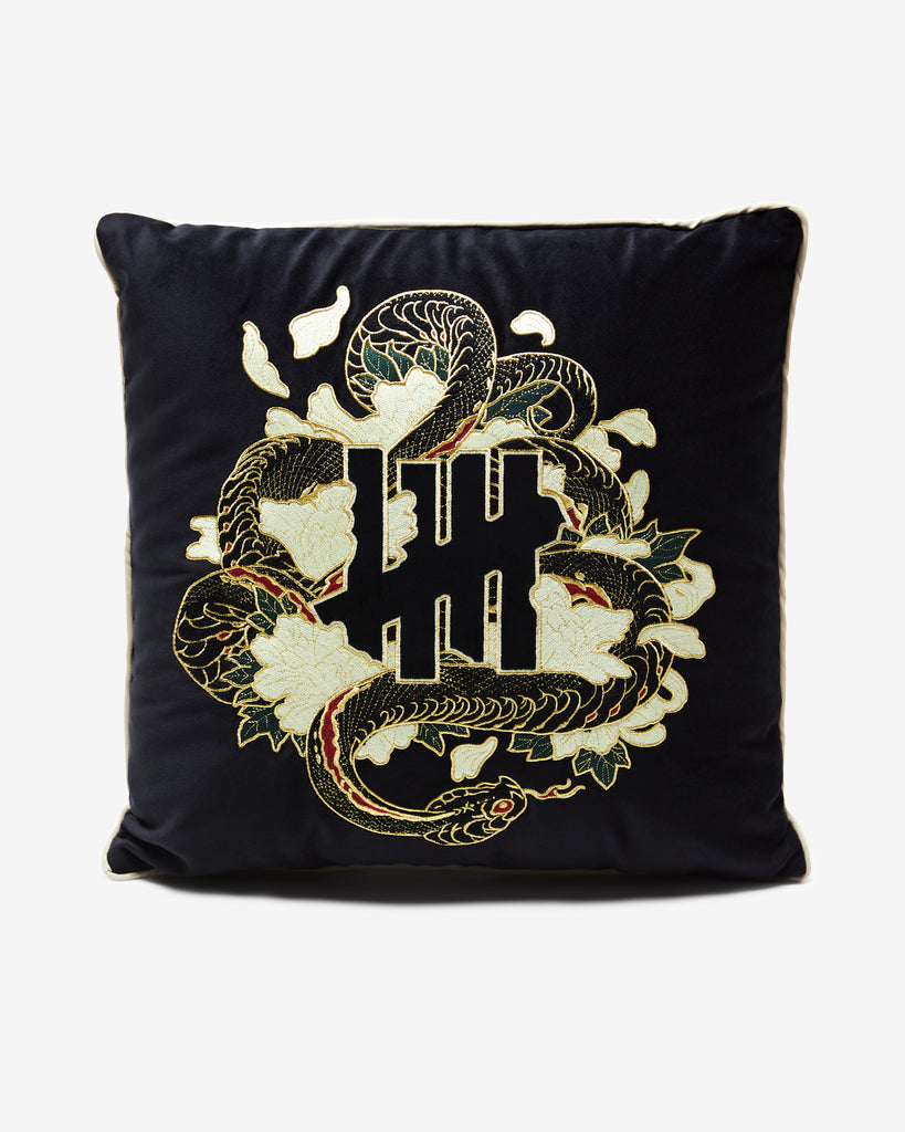 UNDEFEATED CNY25 PILLOW BLACK