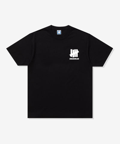 UNDEFEATED X SNEAKERLAH - PLAY DIRTY TEE - BLACK