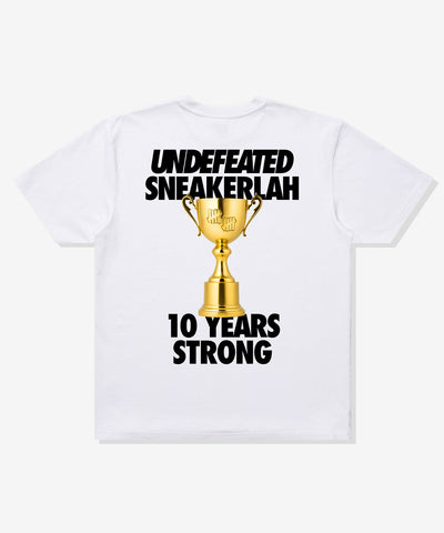 UNDEFEATED X SNEAKERLAH - TROPHY TEE - WHITE