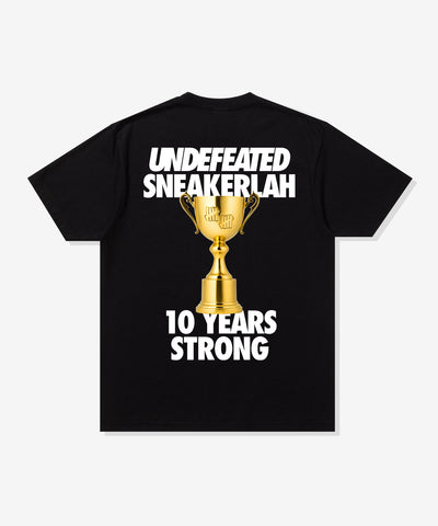 UNDEFEATED X SNEAKERLAH - TROPHY TEE - BLACK