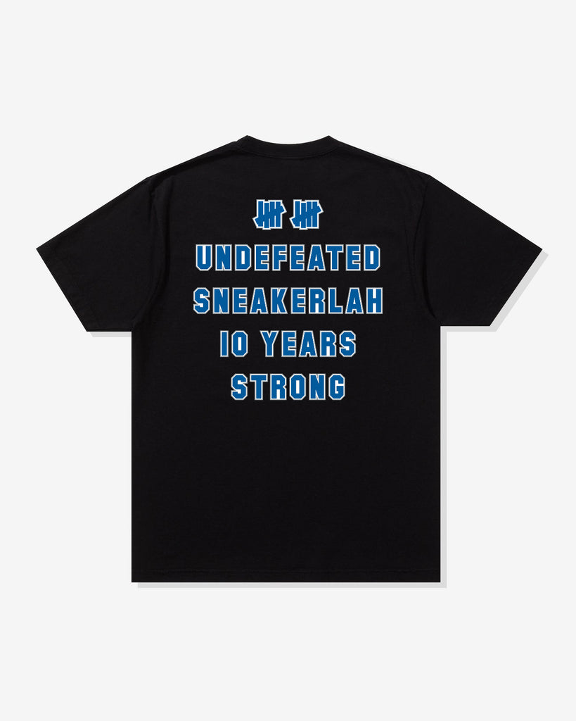 UNDEFEATED X SNEAKERLAH - 10YRS STRONG TEE - BLACK