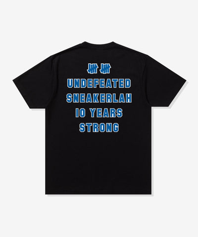 UNDEFEATED X SNEAKERLAH - 10YRS STRONG TEE - BLACK