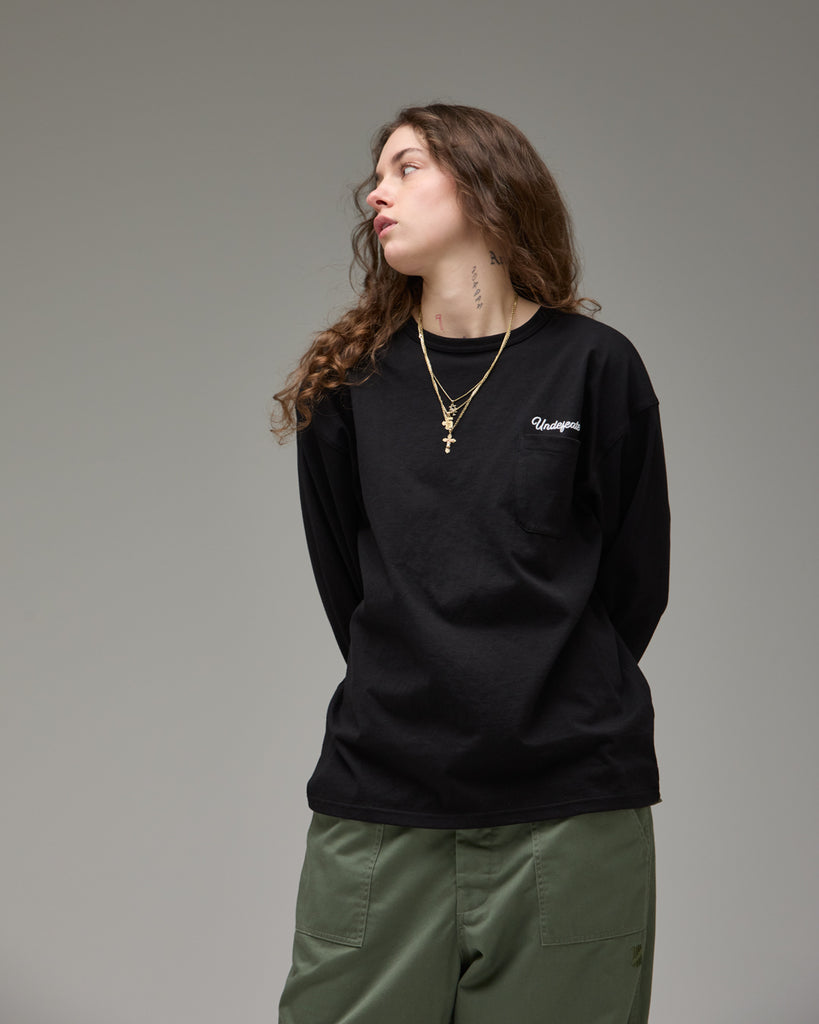 UNDEFEATED SCRIPT L/S POCKET TEE BLACK