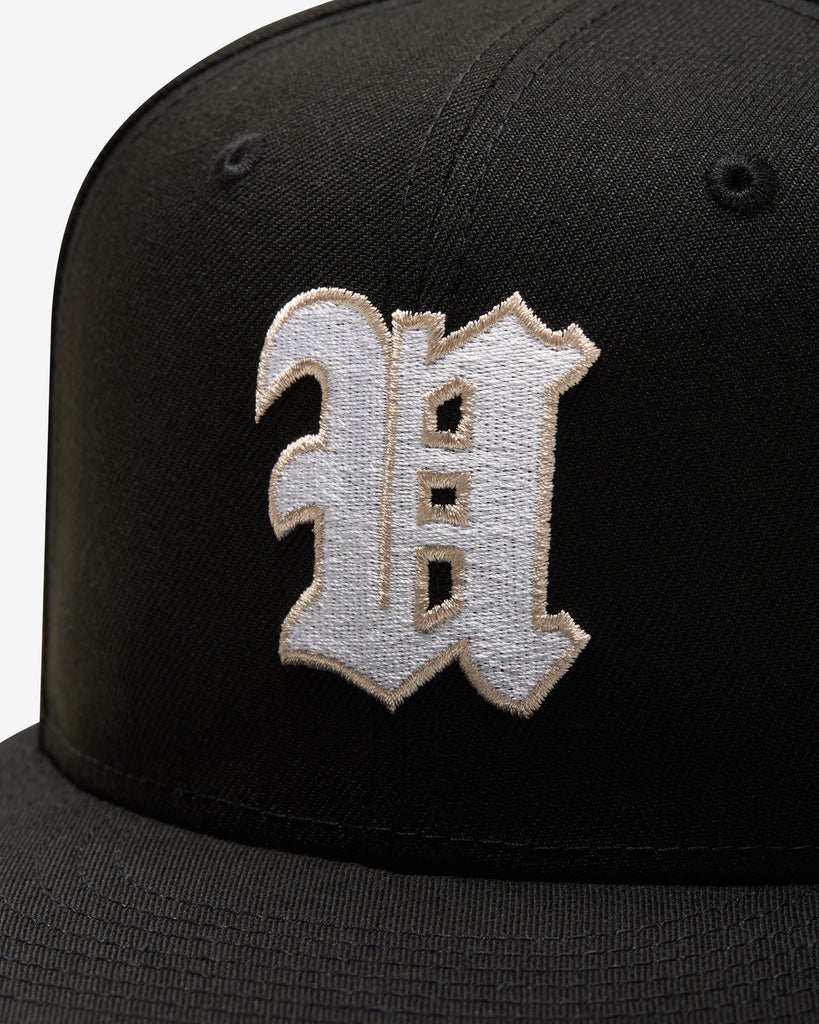 UNDEFEATED SP26 X NE BASEBALL FITTED - BLACK