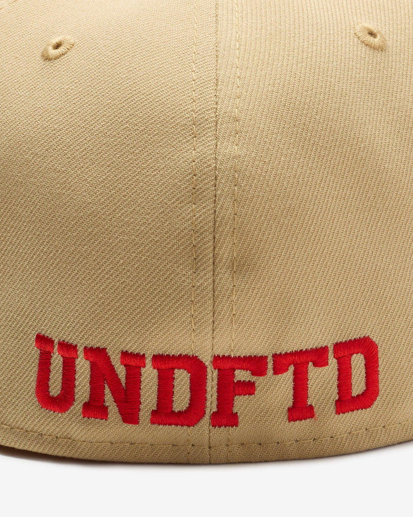 UNDEFEATED FA25 X NE CLASSIC ICON FITTED - KHAKI