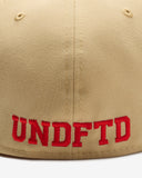 UNDEFEATED FA25 X NE CLASSIC ICON FITTED - KHAKI