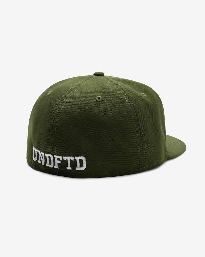 UNDEFEATED FA25 X NE CLASSIC ICON FITTED - OLIVE
