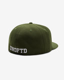UNDEFEATED FA25 X NE CLASSIC ICON FITTED - OLIVE