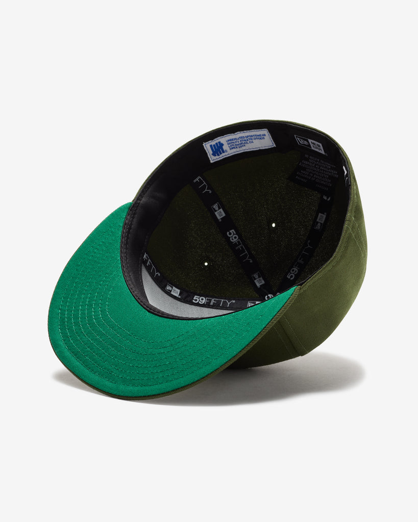 UNDEFEATED FA25 X NE CLASSIC ICON FITTED - OLIVE