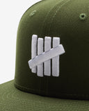 UNDEFEATED FA25 X NE CLASSIC ICON FITTED - OLIVE