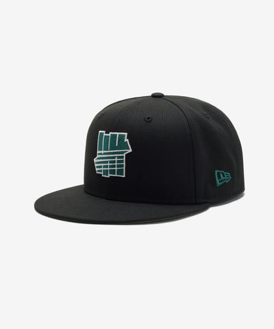 UNDEFEATED SU26 X NE ICON CREST FITTED - BLACK