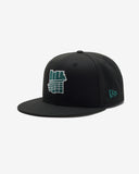 UNDEFEATED SU26 X NE ICON CREST FITTED - BLACK
