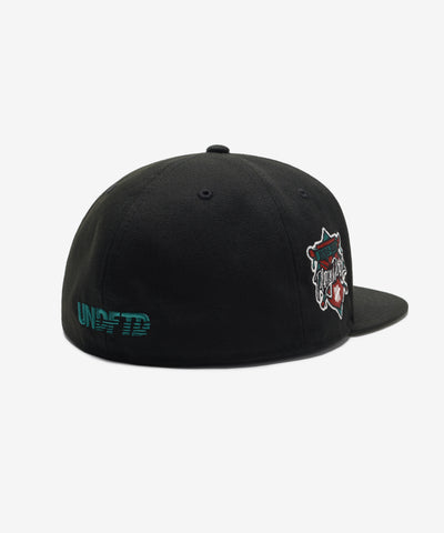 UNDEFEATED SU26 X NE ICON CREST FITTED - BLACK