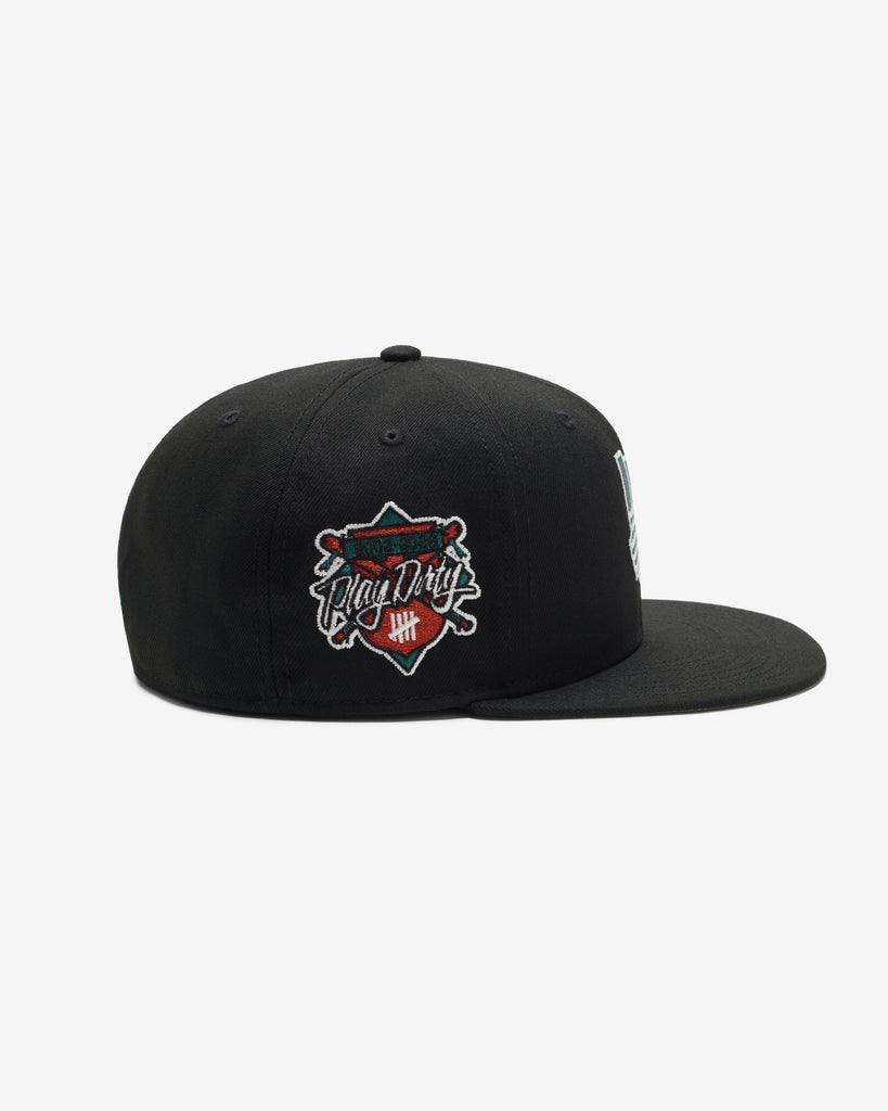 UNDEFEATED SU26 X NE ICON CREST FITTED - BLACK