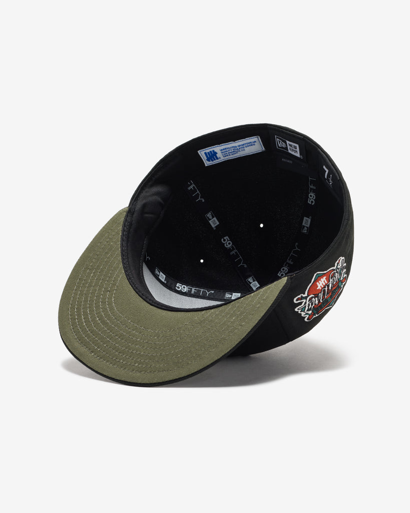 UNDEFEATED SU26 X NE ICON CREST FITTED - BLACK
