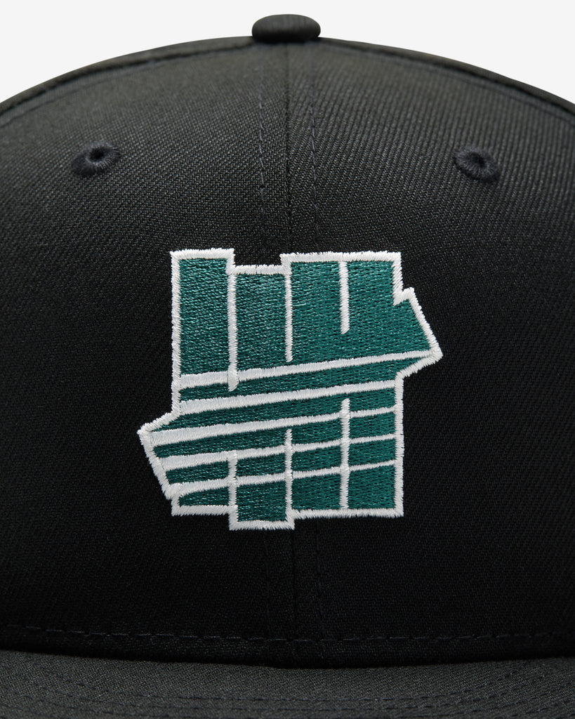 UNDEFEATED SU26 X NE ICON CREST FITTED - BLACK