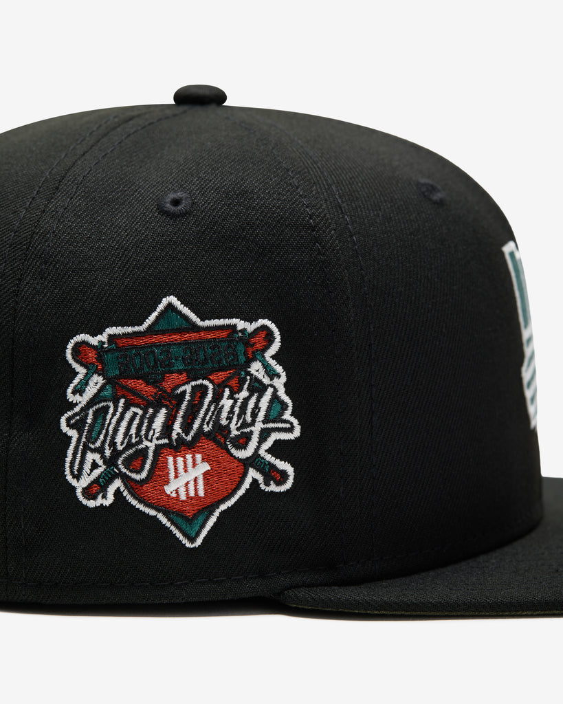 UNDEFEATED SU26 X NE ICON CREST FITTED - BLACK