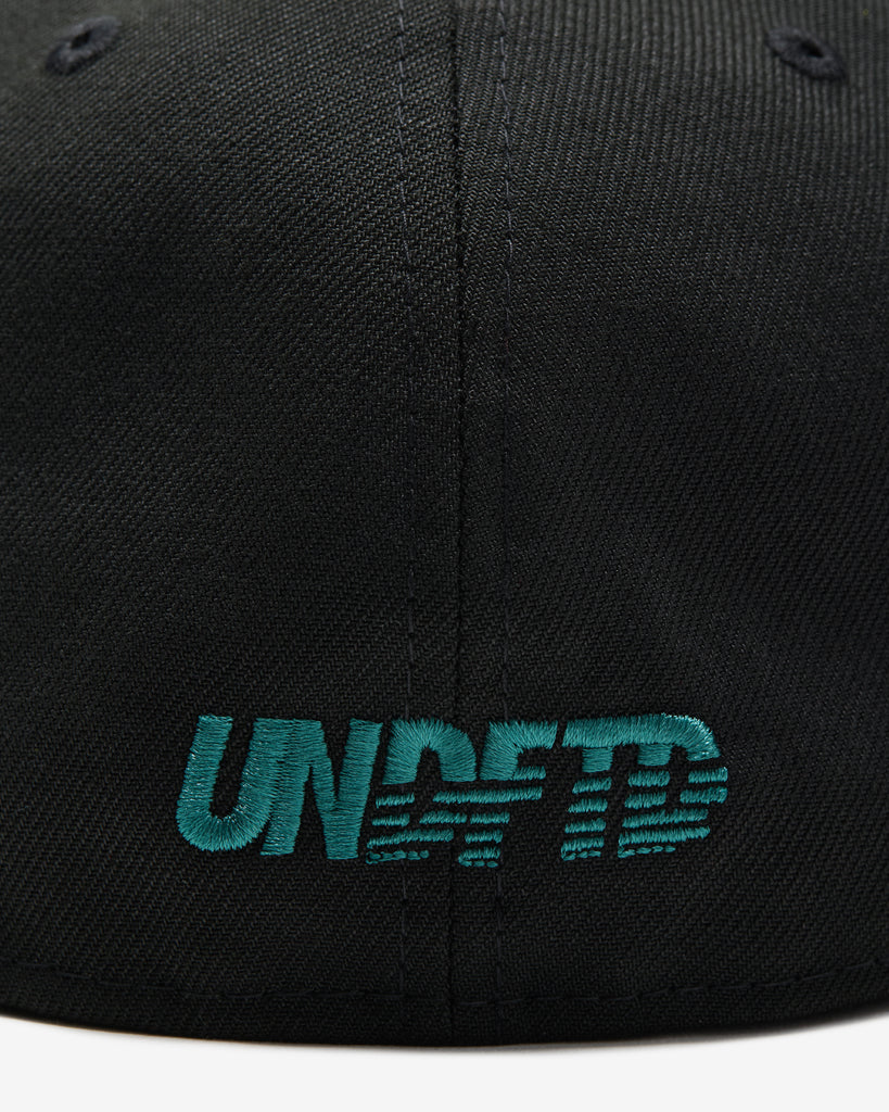 UNDEFEATED SU26 X NE ICON CREST FITTED - BLACK