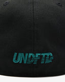 UNDEFEATED SU26 X NE ICON CREST FITTED - BLACK