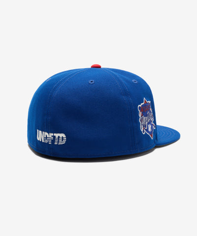 UNDEFEATED SU26 X NE ICON CREST FITTED - BLUE