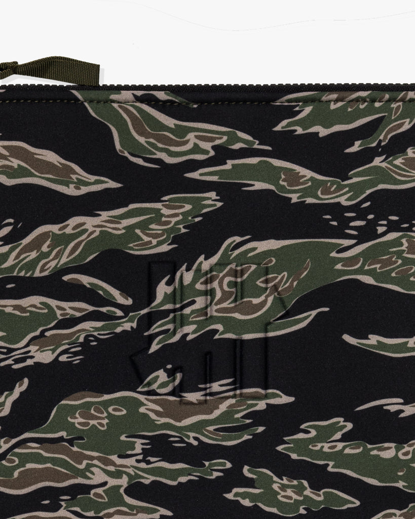 UNDEFEATED NEOPRENE POUCH (L/XL) - TIGER-CAMO