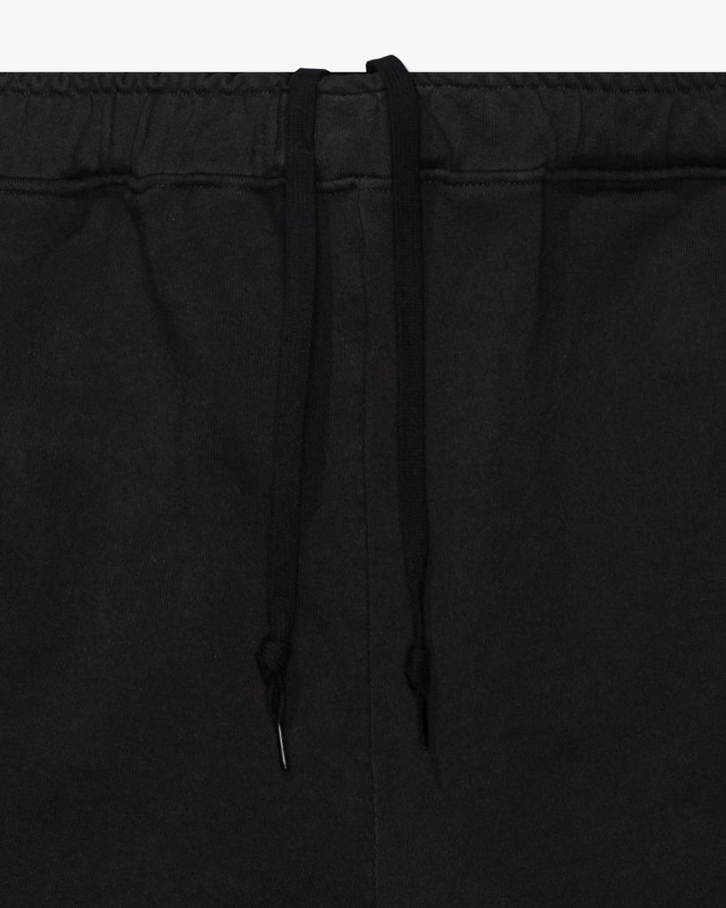 UNDEFEATED SP26 ICON SWEATSHORT - BLACK