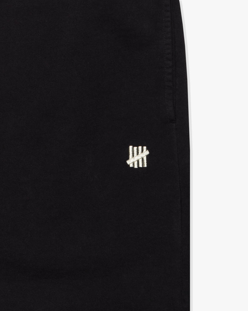 UNDEFEATED SP26 ICON SWEATSHORT - BLACK