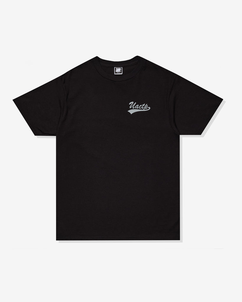 SU26 UNDEFEATED SCRIPT S/S TEE